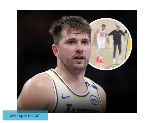 范德比尔特调侃东契奇穿衣走秀 逼穿自家球衣戴金链展现时尚感